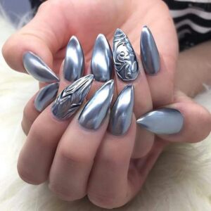 ‘Chrome nails’ en plateado