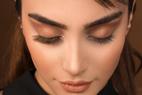 Diseno de cejas mujer